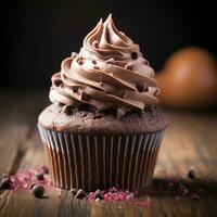 choklad muffin med grädde och choklad pommes frites på mörk trä- bakgrund foto