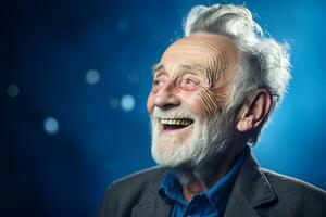 senior man leende lyckligt på blå bakgrund foto