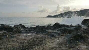 klippig kust av de lombok ö av kuta mandalika, Indonesien. foto