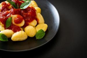 gnocchi i tomatsås med ost - italiensk matstil foto