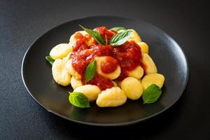 gnocchi i tomatsås med ost - italiensk matstil foto