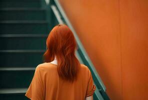 röd hår kvinna trappa vägg. generera ai foto