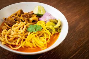 norra thailändska nudel curry soppa med bräserat fläsk