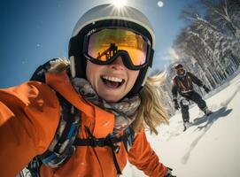 en kvinna bär ett orange jacka är selfieing på en snöig backe foto