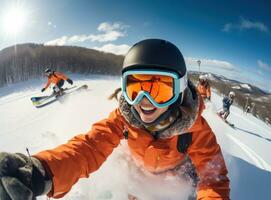 en kvinna bär ett orange jacka är selfieing på en snöig backe foto