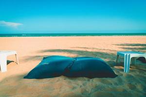 strandbönsäckar med havsbakgrund foto