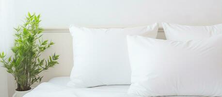vit kudde på en säng som sovrum dekor foto