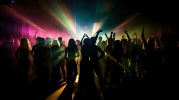 silhuett av en fest folkmassan på en disko lampor bakgrund. ai generativ foto