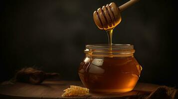 burk av honung honung är hällde från en trä- slev med en svart i de bakgrund. generativ ai foto