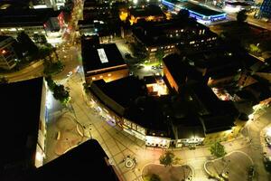 antenn se av upplyst stadens centrum byggnader, vägar och central luton stad av England Storbritannien på början av klar väder natt av september 5:e, 2023 foto