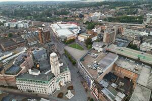 antenn se av upplyst stadens centrum byggnader, vägar och central luton stad av England Storbritannien på början av klar väder natt av september 5:e, 2023 foto