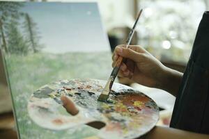 crafting inspiration kvinna konstnär skiss och målning i verkstad foto