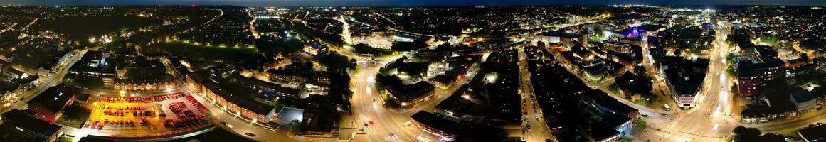 ultra bred antenn panorama- se av upplyst stadens centrum byggnader, vägar och central luton stad av England Storbritannien på början av klar vädrets natt av september 5:e, 2023 foto