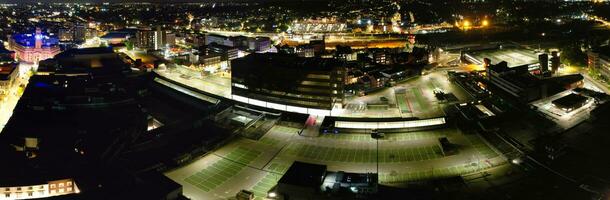 ultra bred antenn panorama- se av upplyst stadens centrum byggnader, vägar och central luton stad av England Storbritannien på början av klar vädrets natt av september 5:e, 2023 foto