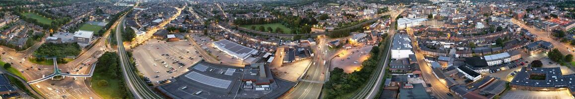 ultra bred antenn panorama- se av upplyst stadens centrum byggnader, vägar och central luton stad av England Storbritannien på början av klar vädrets natt av september 5:e, 2023 foto