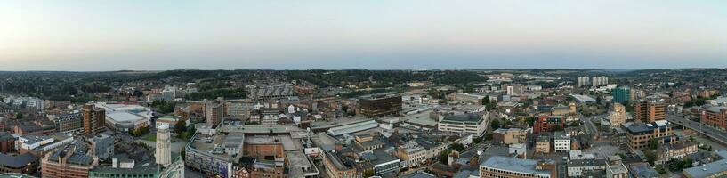 ultra bred antenn panorama- se av upplyst stadens centrum byggnader, vägar och central luton stad av England Storbritannien på början av klar vädrets natt av september 5:e, 2023 foto