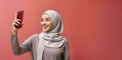 en malaysiska muslim kvinna bär en hijab tar en selfie med kopia Plats. ai genererad foto