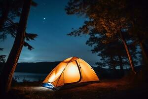 camping tält nära träd under natt tid foto
