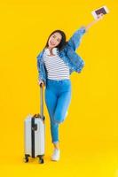 porträtt vacker ung asiatisk kvinna resor och fritid med bagage väska och pass foto