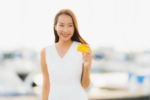 porträtt vacker ung asiatisk kvinna fritid leende glad koppla av runt yacht port foto
