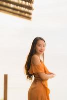 porträtt vacker ung asiatisk kvinna livsstil lyckligt leende med fritid nästan havet stranden havet foto