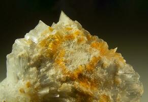 macdonaldite är sällsynt dyrbar naturlig geologisk sten på lutning bakgrund i låg nyckel, isolera. ai genererad. foto
