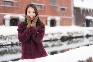 vacker ung asiatisk kvinna leende och nöjd med resor i Otaru kanal Hokkaido Japan foto