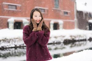 vacker ung asiatisk kvinna leende och nöjd med resor i Otaru kanal Hokkaido Japan foto