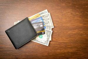 plånbok med pengar och kreditkort - ekonomi och finans koncept foto