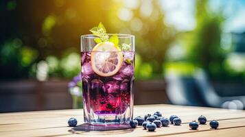 glas av blåbär och citron- infuserad vatten på ett utomhus- tabell, ai genererad foto