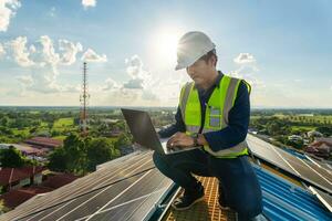 ett teknik arbetssätt på kontroll och underhåll i sol- kraft växt på de tak, sol- kraft växt till innovation av grön energi för liv. foto