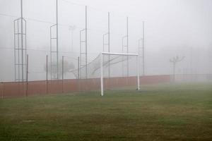 fotbollsmål i dimman foto