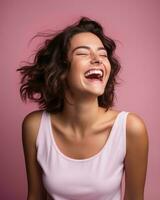 porträtt av Lycklig kvinna skrattande på rosa bakgrund stock Foto generativ ai