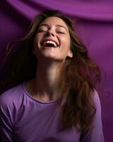 en kvinna är skrattande och leende i främre av en lila bakgrund generativ ai foto