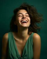 en kvinna är skrattande medan bär en grön klänning generativ ai foto