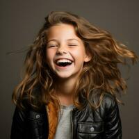 en ung flicka skrattande och bär en läder jacka generativ ai foto