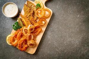 friterad skaldjur, räkor och bläckfisk med mixgrönsaker - ohälsosam matstil foto