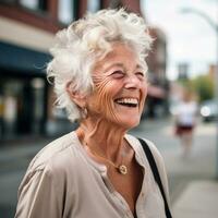 ett äldre kvinna är leende medan gående ner de gata generativ ai foto