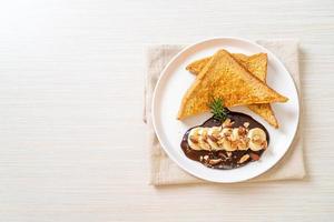fransk toast med banan, choklad och mandel till frukost foto