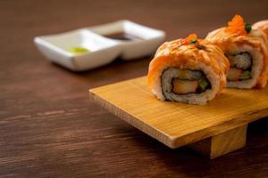 grillad laxsushirulle med sås - japansk matstil foto
