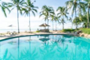 abstrakt suddighetssängpöl runt simbassängen i lyxhotellresortsort för bakgrund - semester- och semesterbegrepp foto