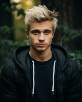 en ung man med blond hår och en svart jacka generativ ai foto
