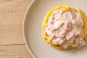 hemlagad vit spagetti gräddsås med skinka - italiensk matstil foto