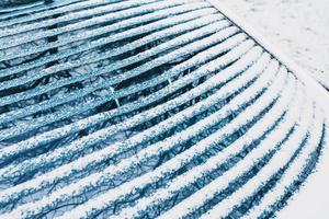 upphettade bakrutan på bilen i frost på vintern - snön smälter på fönstret från den elektriska uppvärmningen foto