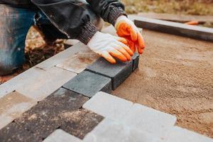 dekorativa robusta betongplattor för gångar, uteplatser och bakgårdsparkering - trottoar för tomten utanför huset - husplanering och arkitektur foto