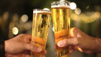 stänga upp händer innehav upp glasögon av öl grupp i fest . firande öl Skål begrepp. foto
