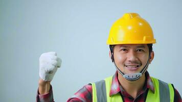 asiatisk fornman Lycklig lyckas Hardhat vit bakgrund. arkitekt, ingenjör av begrepp foto