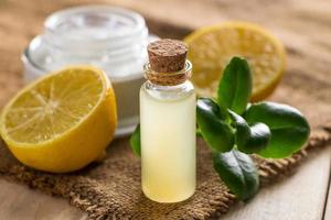 hälsovård koncept. ekologisk kosmetika med citron. naturlig fuktighetskräm på träbakgrund. foto