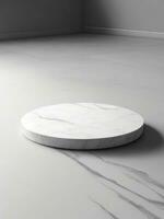 vit marmor produkt visa på grå rum bakgrund, tömma grå rum foto
