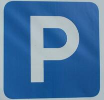 närbild av en modern fri parkering tecken väg tecken och kopia Plats. fotografi. foto
